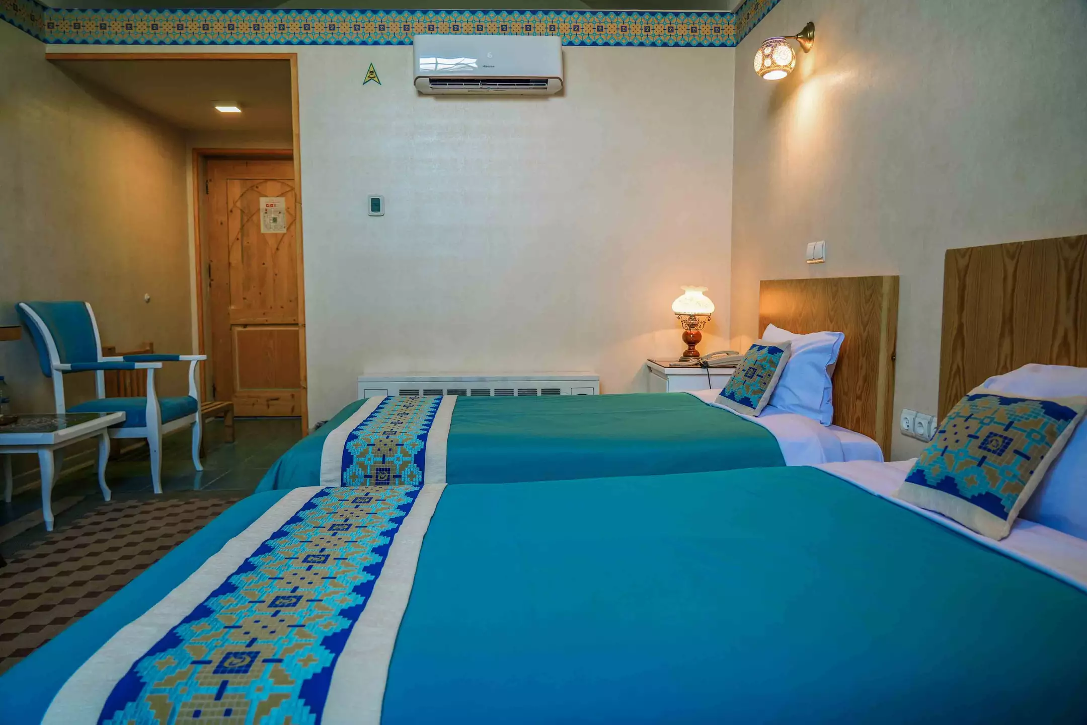 Alibaba https://cdn.alibaba.ir/ostorage/hotel-accommodation-images/686d2984a1e6f83605b73c87_تويين بالکن دار رو به خيابان.webp